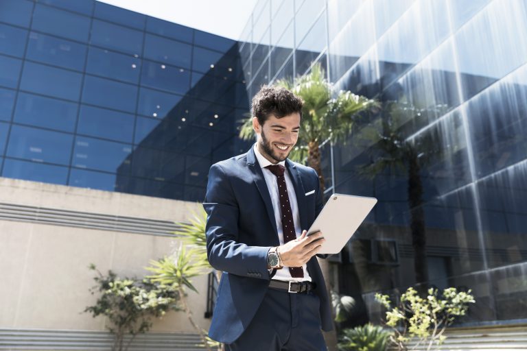 Para aumentar as vendas nos dias de hoje, uma coisa não pode ser esquecida: tecnologia. É fundamental contar com as ferramentas certas para automatizar as vendas, o atendimento de equipes externas, as vendas internas e vários outros processos que impactam diretamente na produtividade do seu negócio. Neste ponto é importante ressaltar que o mercado atual é muito competitivo e as empresa que desejam alcançar o sucesso, devem ficar atentas ao que o segmento de tecnologia oferece.