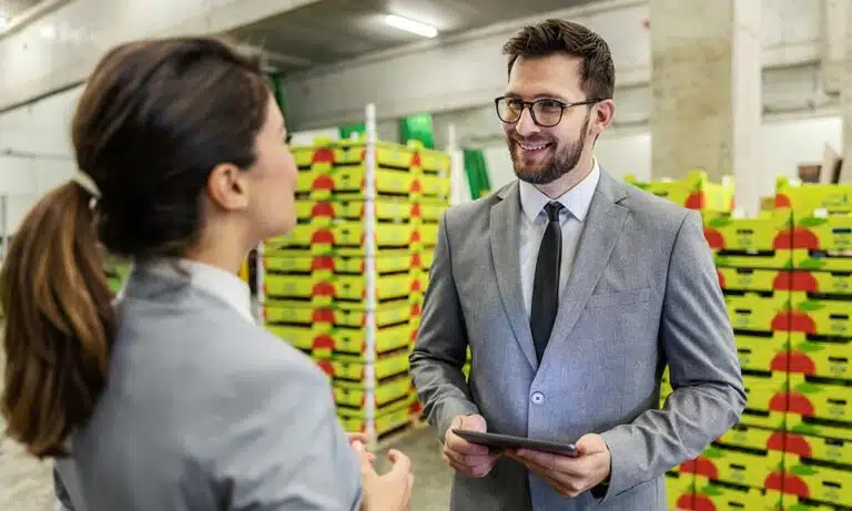 A automação da força de vendas é uma necessidade para todas as empresas que desejam alcançar o sucesso no mercado. Hoje em dia, um vendedor ou um time inteiro de vendas, não pode abrir mão de soluções tecnológicas para garantir mais produtividade e, consequentemente, garantir mais retorno. E isso acontece porque um sistema online e integrado de vendas facilita diversas rotinas dos vendedores, como consulta a títulos vencidos dos clientes, pedidos, catálogo de produtos e por aí vai.