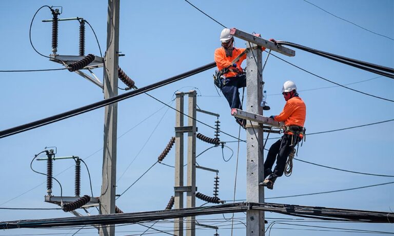 Pouca gente se lembra, mas até o final de 2014, eram as concessionárias de energia que gerenciavam os parques de iluminação pública em todo o Brasil. A nova lei, que entrou em vigor em 2015, passou o bastão da administração para os municípios. Desde então, são as prefeituras que executam serviços de manutenção corretiva e preventiva, que atendem o consumidor e tudo mais que envolvem tal serviço.