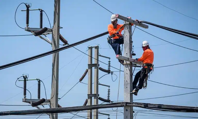 Pouca gente se lembra, mas até o final de 2014, eram as concessionárias de energia que gerenciavam os parques de iluminação pública em todo o Brasil. A nova lei, que entrou em vigor em 2015, passou o bastão da administração para os municípios. Desde então, são as prefeituras que executam serviços de manutenção corretiva e preventiva, que atendem o consumidor e tudo mais que envolvem tal serviço.