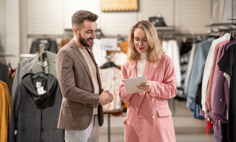 Perca o medo e use a tecnologia para sua equipe de vendas faturar mais, melhore a comunicação, tenha mais interação com os seus clientes.