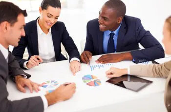 Realizar treinamentos para o time de vendas não é uma tarefa tão simples assim. É preciso realizar um trabalho sério e personalizado às necessidades das pessoas que compõem o time, assim como em relação aos objetivos que sua empresa tem no mercado. Neste ponto, valorize o compartilhamento de conteúdos de primeira linha, que realmente criem impactos positivos no dia a dia do time de vendas.