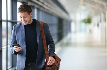Uma empresa moderna é uma empresa que reconhece a importância do mobile. E mais: aplicar estratégias mobile no dia a dia é o elemento crucial que pode fazer a diferença em um mercado tão competitivo como é hoje em dia. É justamente por isso que não dá para abrir mão de softwares e dispositivos mobile.