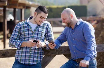 A tecnologia mobile em campo mudou a cara do agronegócio nacional. Smartphones e tablets hoje estão presentes no dia a dia de pequenos, médios e grandes produtores. E o motivo é bem simples de ser entendido: são tecnologias com funcionalidades que aproximam pessoas e proporcionam muitas facilidades relacionadas a diversos aspectos do serviço rural, como acompanhamento de entregas, consulta de previsão do tempo, contato com fornecedores e várias outras opções disponíveis.