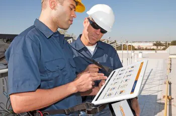 Quando pensamos em maneiras e melhorar a gestão de iluminação pública de uma cidade, não podemos deixar de lado o trabalho de técnicos especializados no assunto. É um fundamental contar com profissionais treinados e com amplo conhecimento de todos os detalhes que envolvem consertos de pontos de luz, ajustes em quadros de energia e por aí vai. Desta maneira, com um atendimento aprimorado e em sintonia com a exigência da população, toda a gestão de IP da cidade é valorizada.