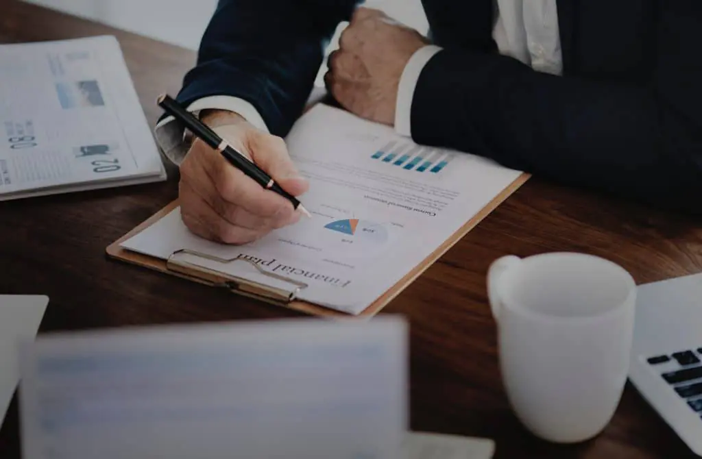 É fundamental treinar bem o time de vendas para faturar mais, inclusive quando pensamos nas melhores estratégias e venda assistida. Seus vendedores precisam entender a fundo sobre os diferenciais dos produtos comercializados, preços e condições, características especiais e outros pontos que podem fazer a diferença no momento de uma negociação.