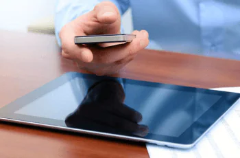 Para a equipe técnica não perder tempo, a análise dos indicadores operacionais é essencial e garante muitos benefícios. É possível, por exemplo, verificar com precisão todos os custos envolvidos de acordo com as distâncias que deverão ser percorridas. Valores gastos com combustível, pedágio, entre outros, são disponibilizados e auxiliam diretamente no controle de gastos. Na hora de planejar roteiros e atendimentos, isso é importantíssimo.