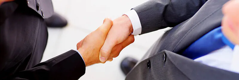 Quando o time comercial troca informações, mais fácil é treinar a equipe de vendas. Incentive que seus colaboradores se reúnam e compartilhem sugestões de atendimento ao cliente, dicas sobre os produtos e outros detalhes que possam ajudar durante uma venda ou mesmo no dia a dia. 