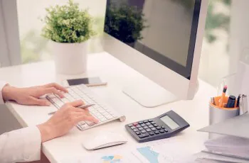 Já ouviu falar em Service Level Agreement (SLA)? É um formato de contrato para processos de terceirização que determina todos os níveis de serviço que devem ser executados e mantidos, assim como todas as penalidades que podem ser cobradas caso alguma das partes não cumpra o combinado.