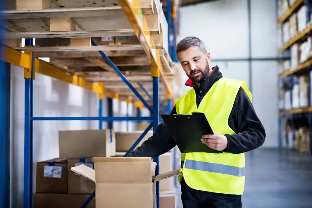 Homem conferindo estoque da distribuidora